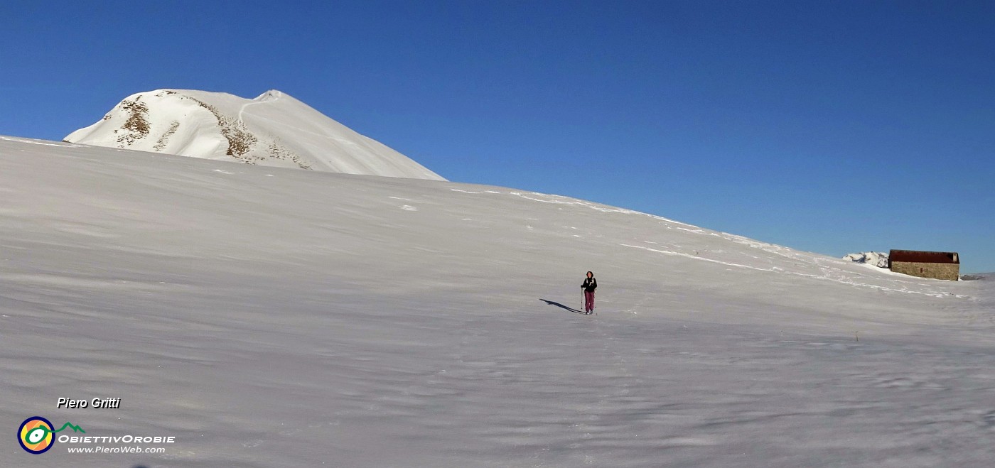 51 Attraversando il bel pianoro pascolivo del Cabretondo ammantato di neve.jpg